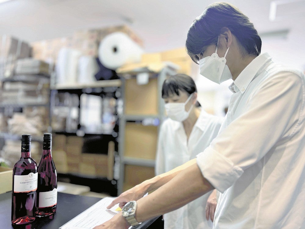 ふるさと納税返礼品の発送作業を行う都農ワインの従業員ら（２日、宮崎県都農町で）