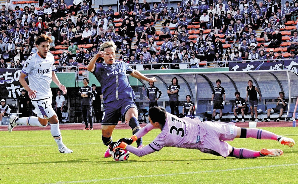 果敢にゴールへ迫る藤本選手（左）