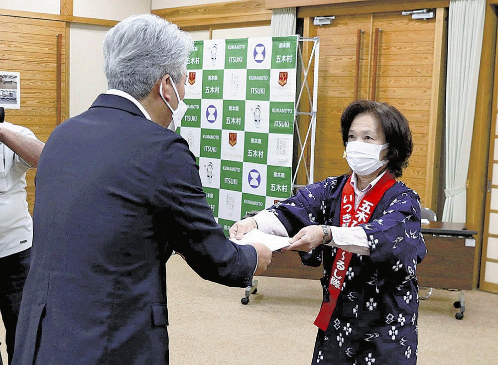 抗議文を提出する黒木さん（右）