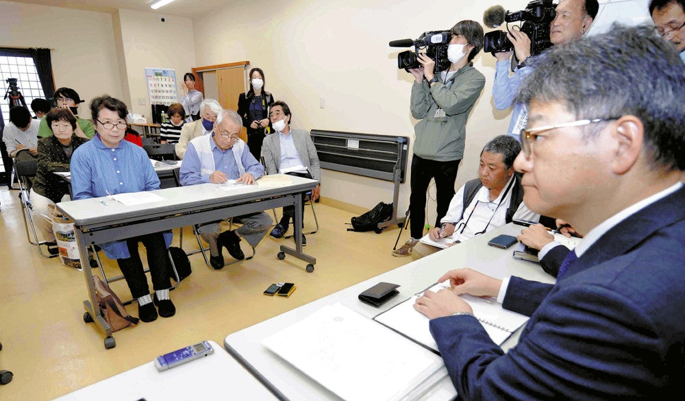 水俣病の患者・被害者団体との協議で意見に耳を傾ける環境省の前田審議官（手前）＝５月１６日撮影