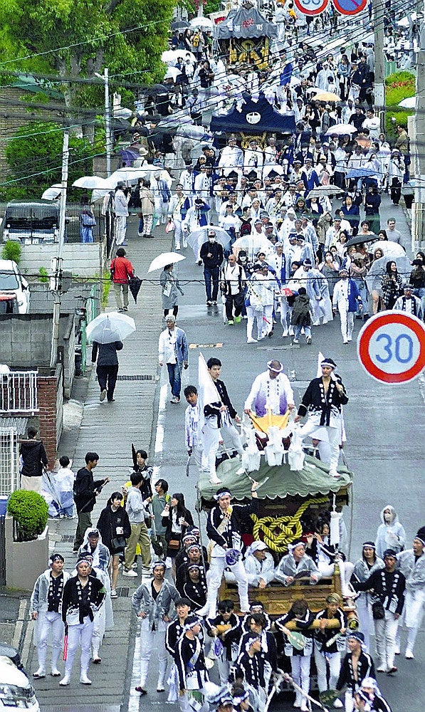 市街地を進むだんじり（河内長野市で）