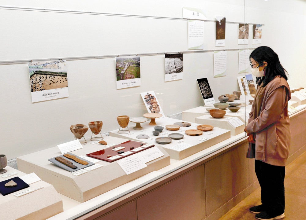 四国ゆかりの出土品が並ぶ展示室（松山市考古館で）