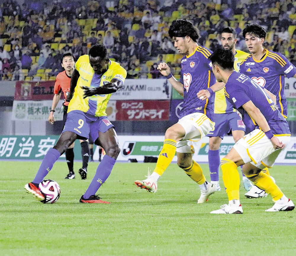 果敢に相手ゴールに迫るイスマイラ（１９日、宇都宮市のカンセキスタジアムとちぎで）