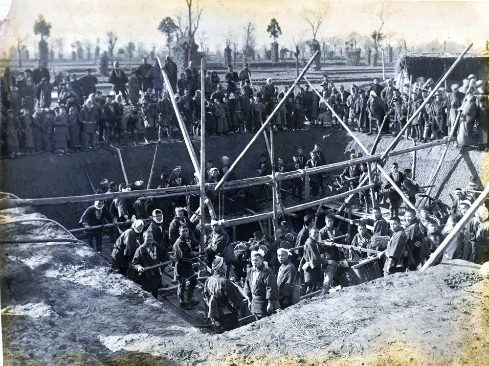 １９１０年頃に撮影された湧水試験の様子（滋賀県豊郷町・石畑区所蔵）