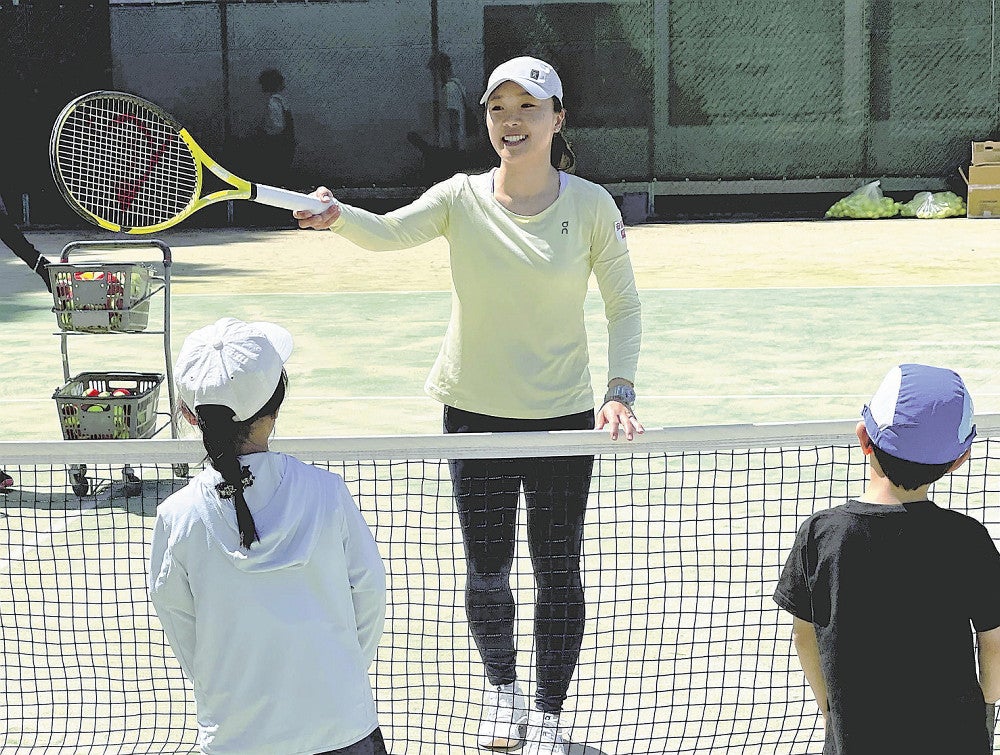 子どもたちにテニスを指導する奈良さん（兵庫県川西市で）
