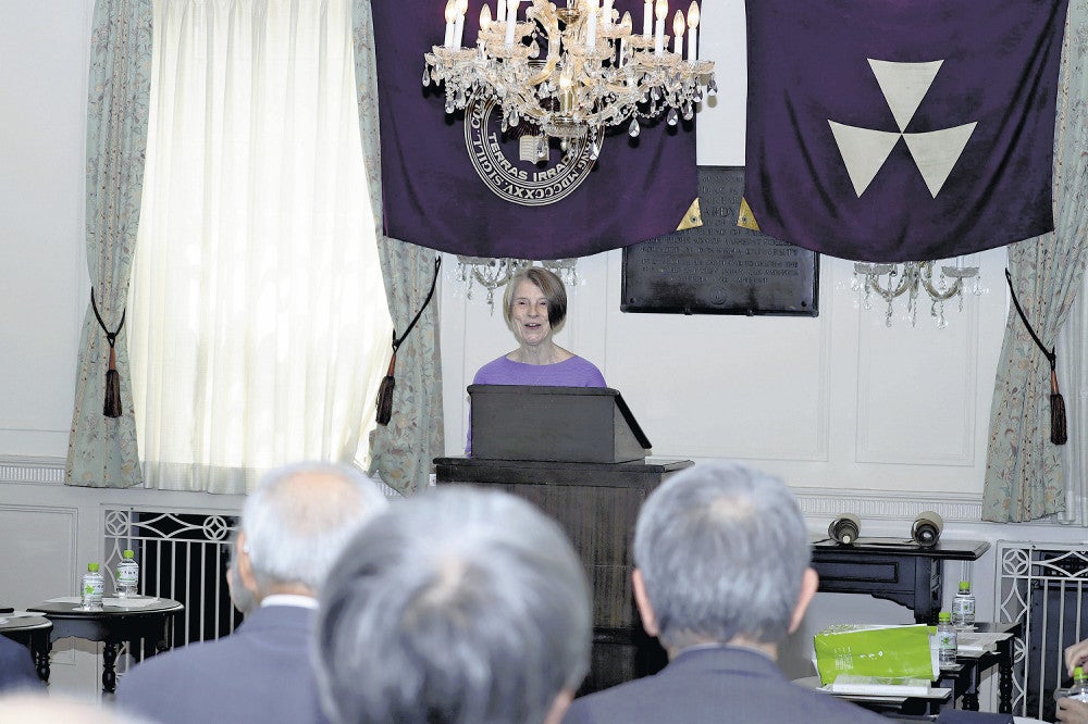 伝記出版の意義を語るケーリ代表理事（京都市上京区で）