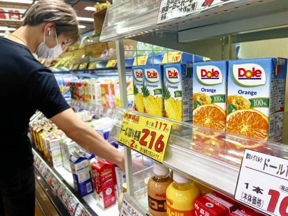 販売休止が相次ぎ、店頭に並ぶ商品も数少ない（１４日、大阪市中央区で）