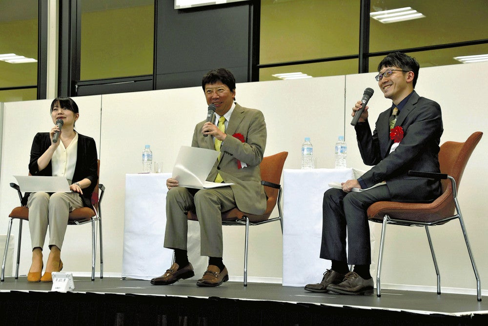 諏訪市で１８日に行われた３棋士のトークショー（左から上田女流四段、杉本八段、田中六段）