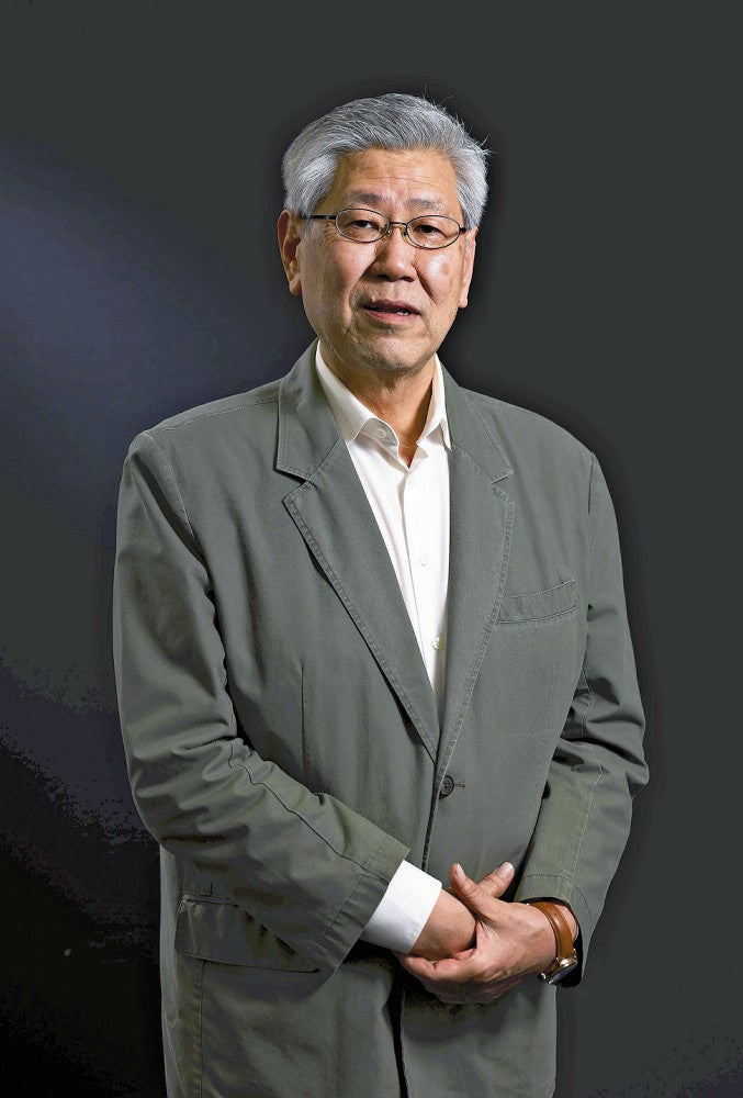 「第１詩集は、自分にとってリハビリのようなところもありました」。若き日を穏やかに振り返る＝安川純撮影