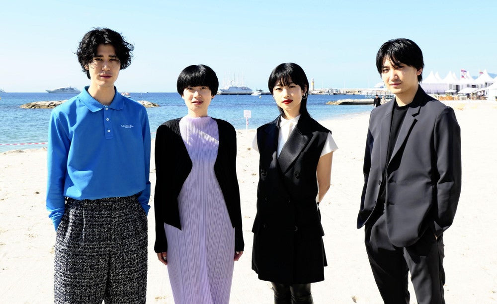 ワールドプレミアの翌日、記者会見した「ナミビアの砂漠」の（左から）寛一郎さん、山中瑶子監督、河合優実さん、金子大地さん（１８日、フランス・カンヌで）