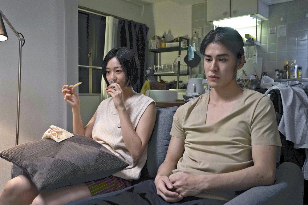 カナ（河合優実さん、左）とホンダ（寛一郎さん）　（Ｃ）２０２４『ナミビアの砂漠』製作委員会