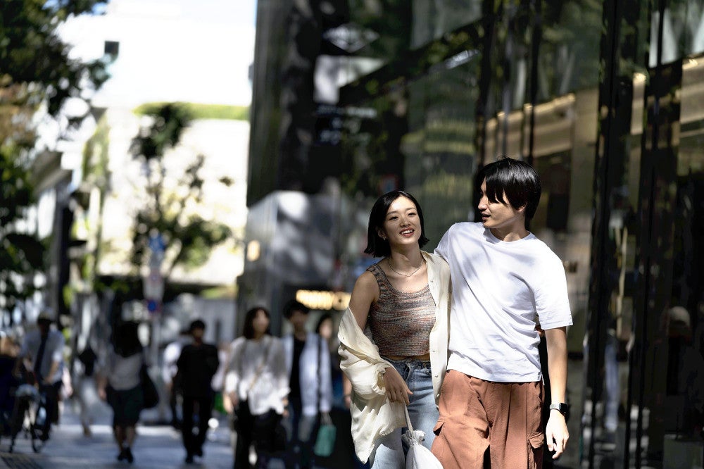 カナ（河合優実さん、左）は、自信家のハヤシ（金子大地さん、右）に心をひかれていく。　（Ｃ）２０２４『ナミビアの砂漠』製作委員会