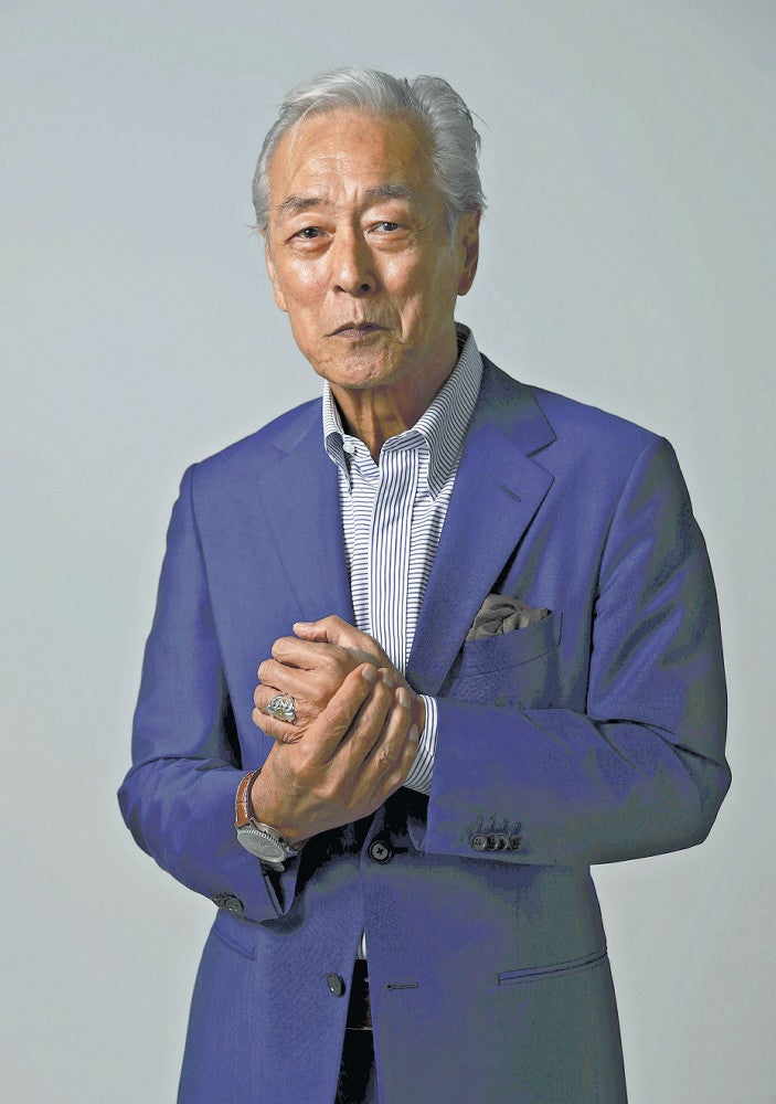 近しい人物から「なぜ、じいさんの役をやるのか。格好良くない」と言われたという。「本当の男の格好良さを知らないヤツらがモノを言う時代で、だからやぼったいんだ。人間、哀れな時の格好良さもある」と言い切る＝安川純撮影