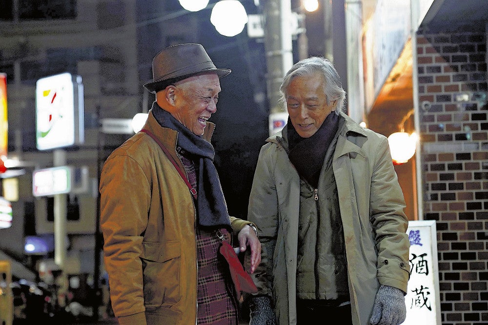 福山健二（岩城滉一、右）は市のコミュニティーセンターで出会った橋本（田山涼成）と友好を深めていく