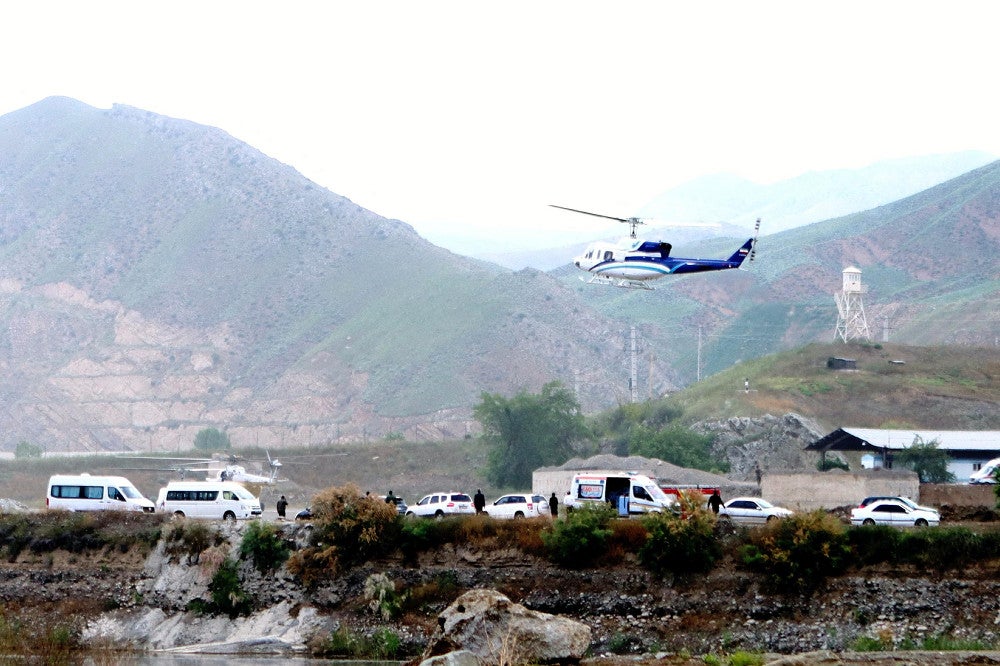 １９日、イランとアゼルバイジャンの国境付近で、ライシ師を乗せて飛び立つヘリコプター＝ロイター