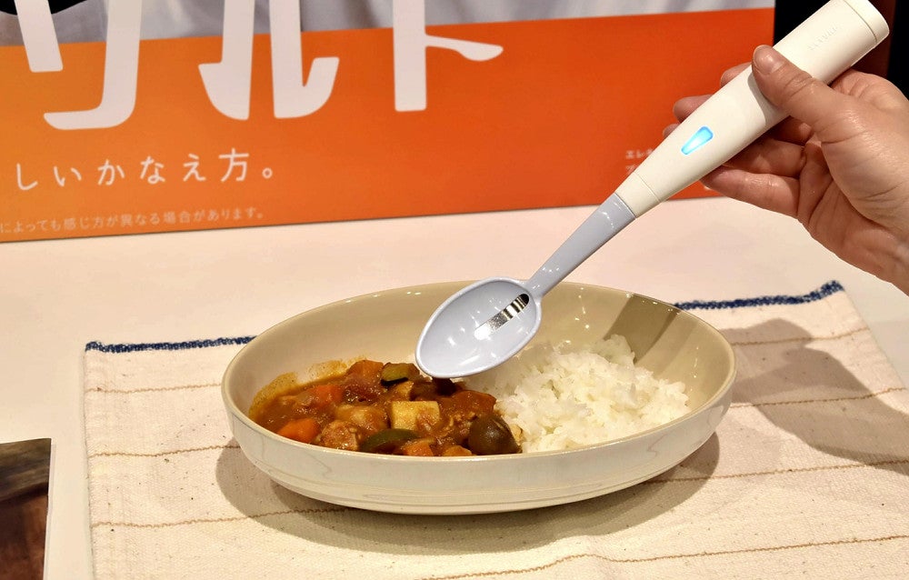 キリンＨＤが発売する「エレキソルト　スプーン」（２０日、東京都中野区で）＝貝塚麟太郎撮影