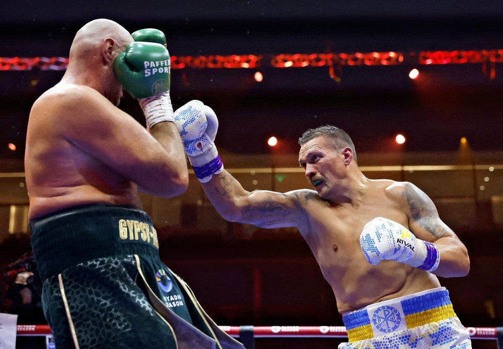 オレクサンドル・ウシク（右）＝ロイター