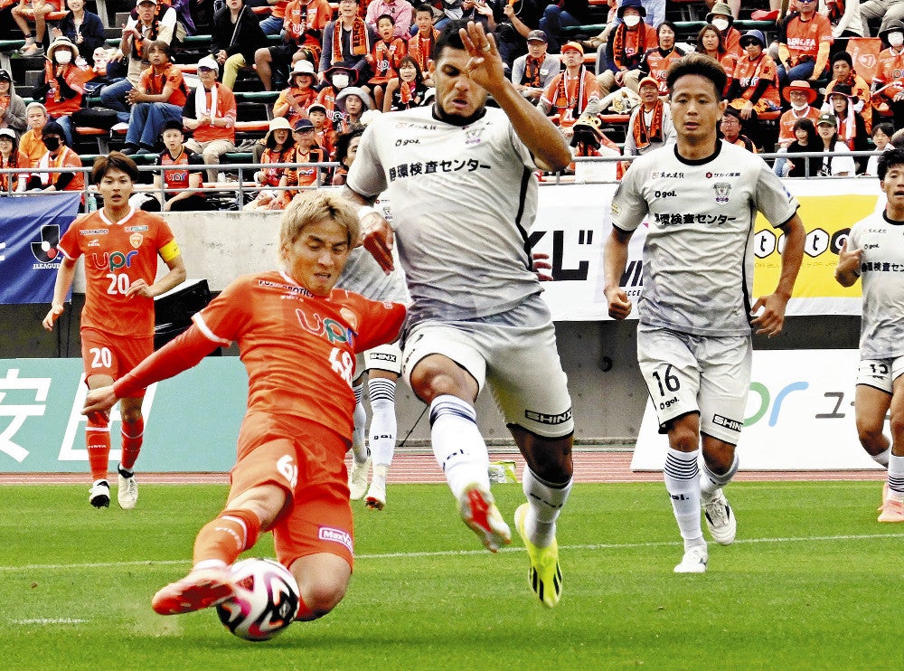 激しく競り合う選手たち