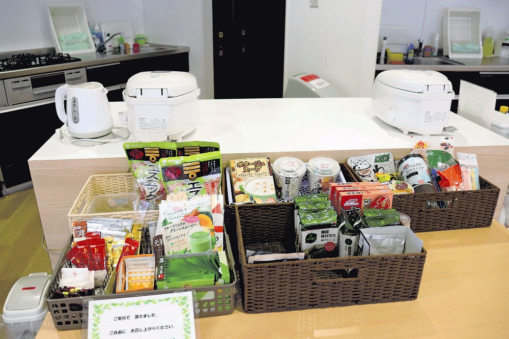 寄付された食材が置かれた共用の台所