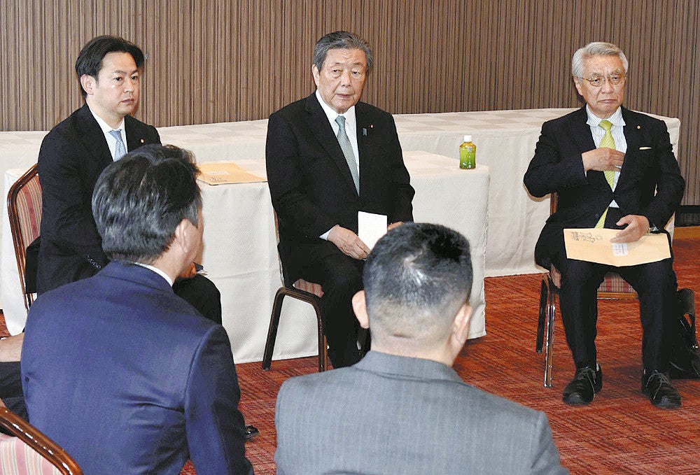 車座対話に臨む森山氏（奥中央）