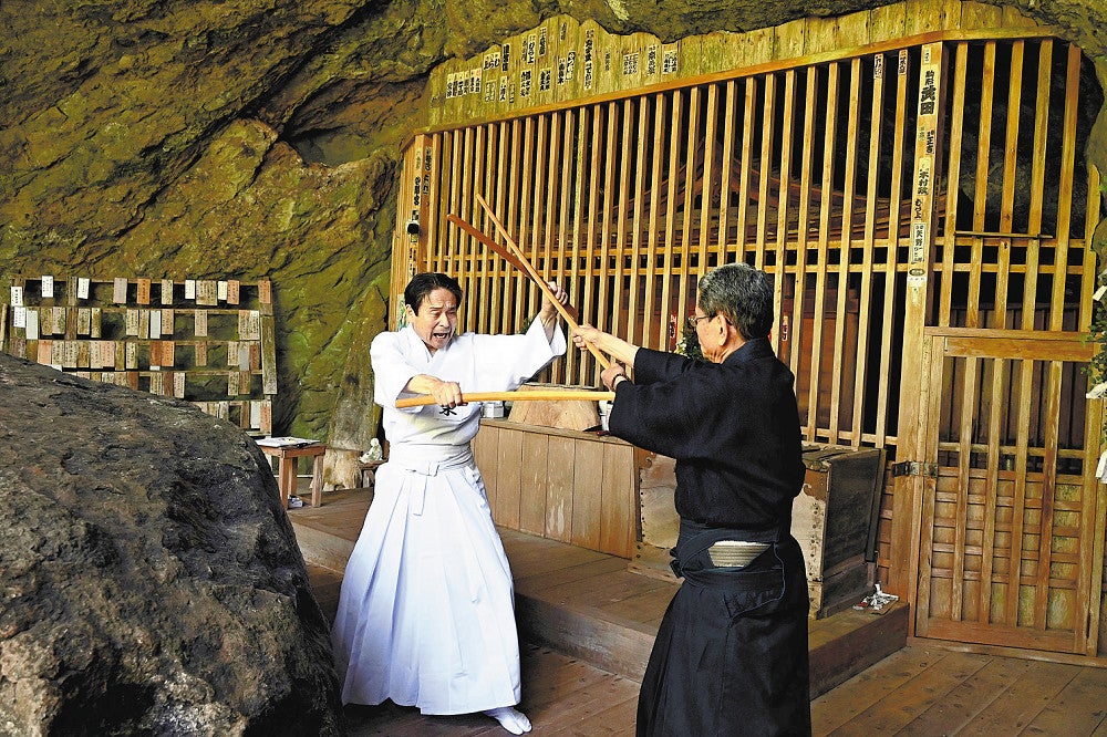 霊巌洞で奉納された演武