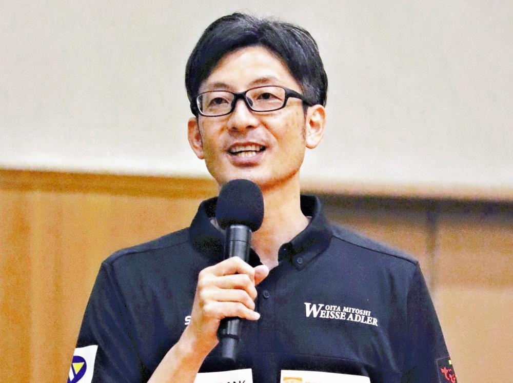 感謝祭で閉会のあいさつをする小川さん