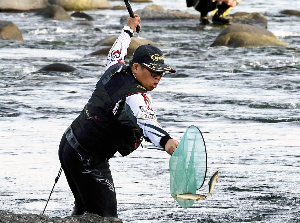 アユ漁が解禁され、釣りを楽しむ人たち（２０日午前６時４２分、大分県日田市の大山川で）＝佐伯文人撮影