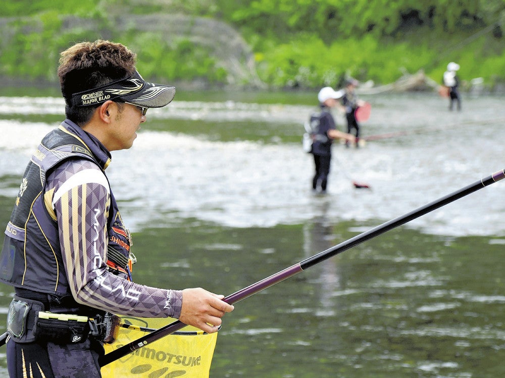 解禁初日にアユ釣りを楽しむ人たち（１９日、小山市の思川で）