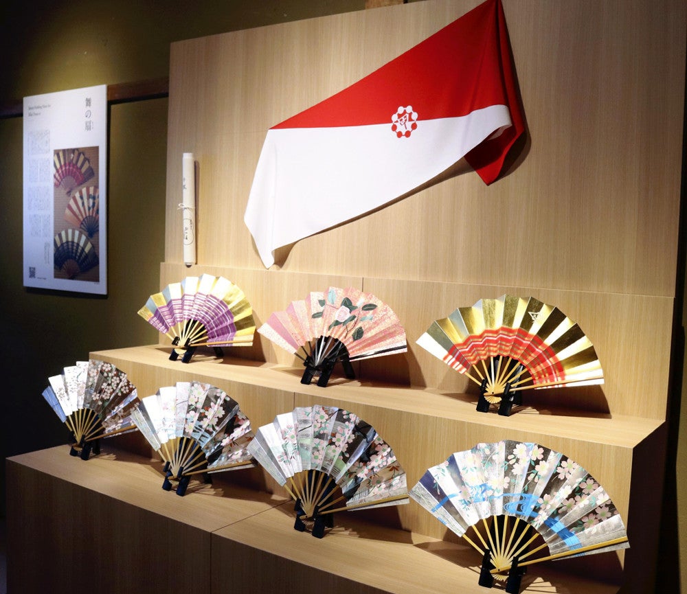 祇園甲部の舞の師匠、井上八千代さんの扇（上段中央）も展示（東山区で）