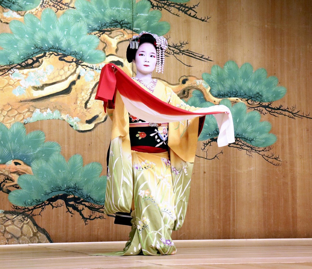 資料館の舞台で、京舞を披露する舞妓の穂乃佳さん（東山区で）