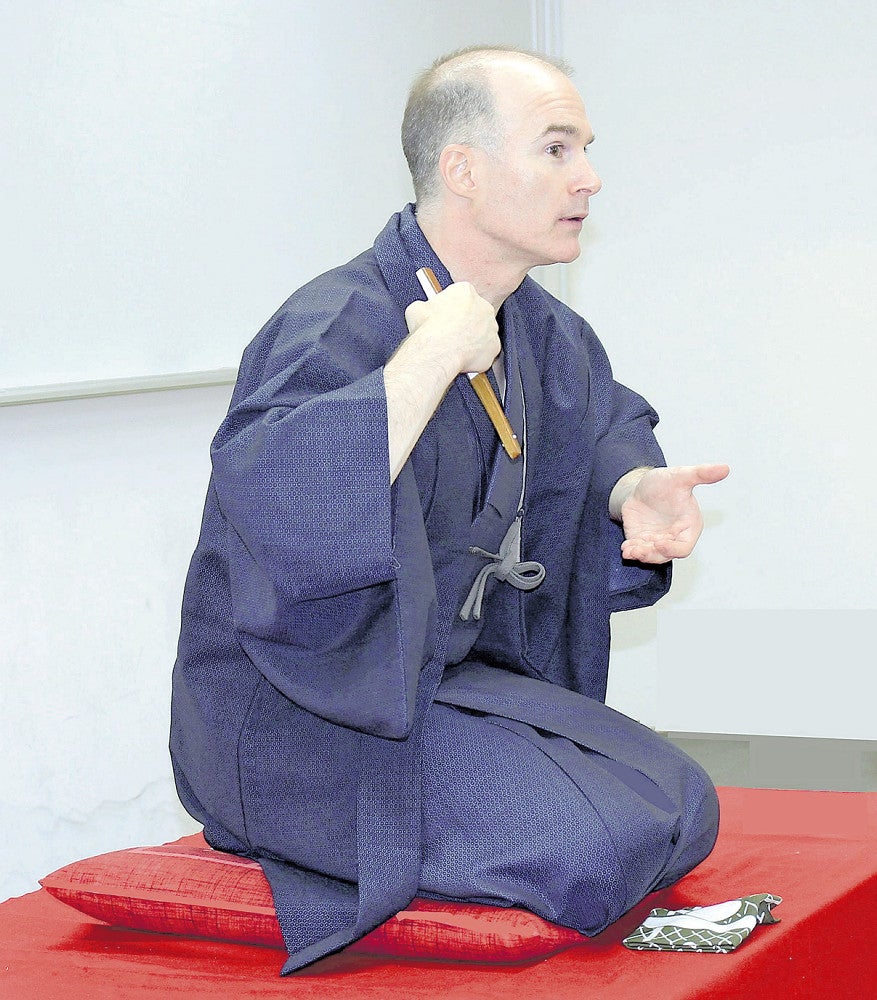 今月８日、東京大学で落語を披露するショアーズさん（東京大学工学系研究科日本語教室提供）