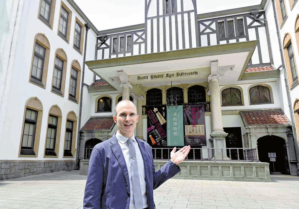 落語研究をしている早稲田大学演劇博物館前で笑顔を見せるマシュー・ショアーズさん（１５日）＝森太撮影