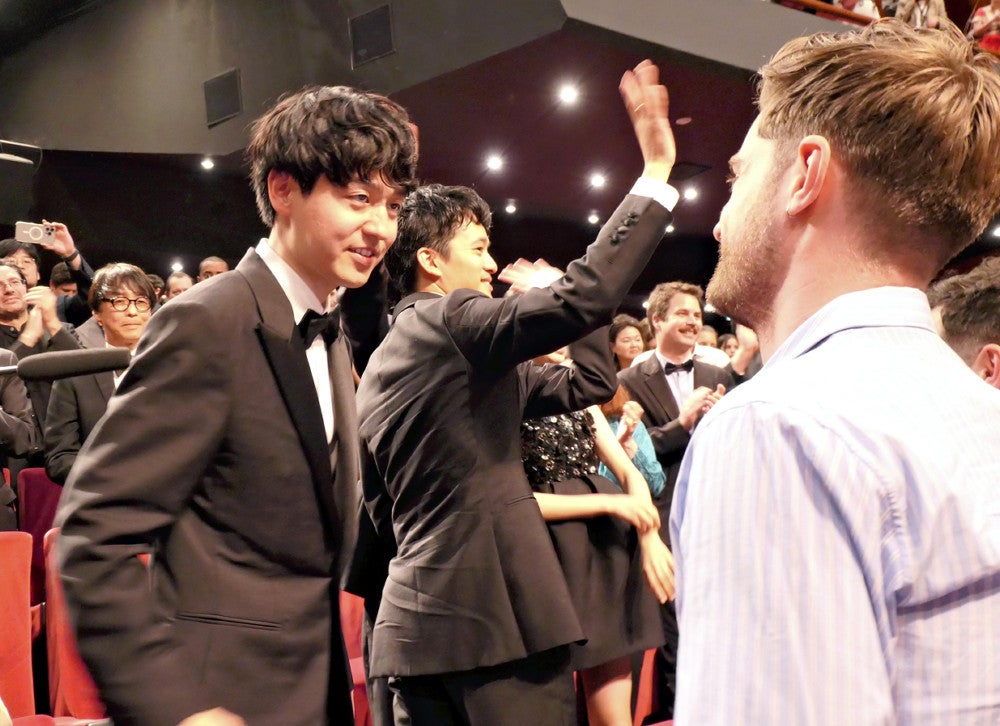 上映後、ルーカス・ドン監督（右手前）と言葉を交わした奥山監督（１９日、フランス・カンヌで）