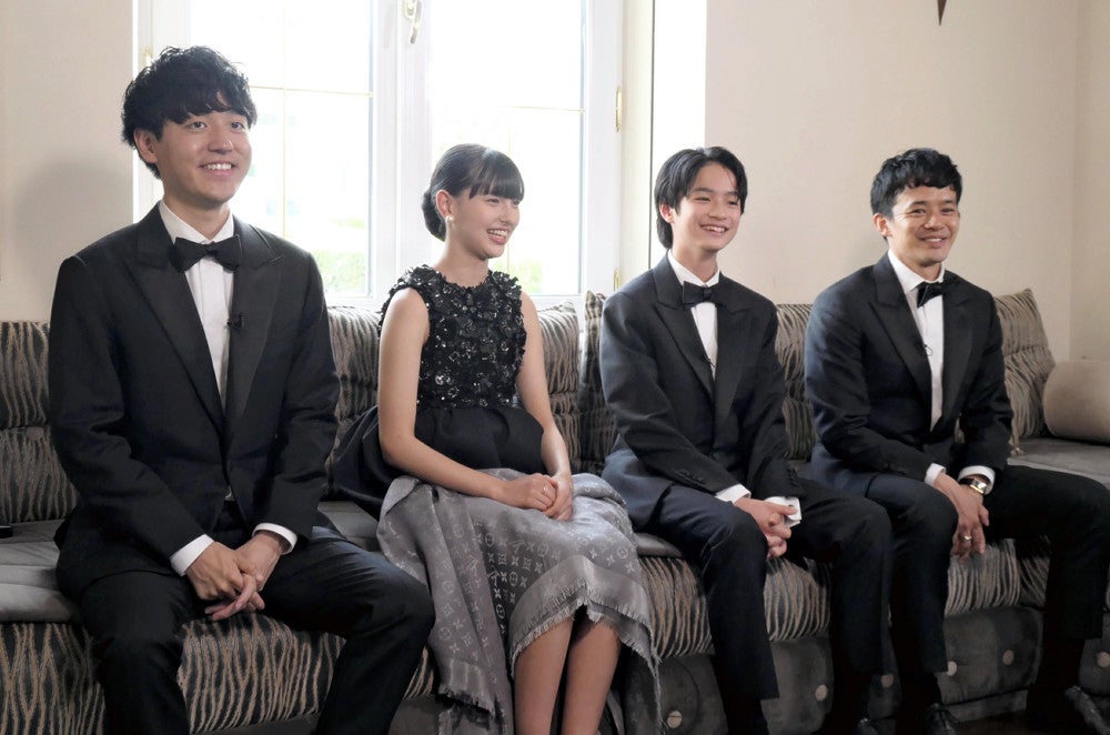 別会場で行われた囲み取材で笑顔を見せる（左から）奥山監督、中西さん、越山さん、池松さん（１９日、フランス・カンヌで）＝松田拓也撮影