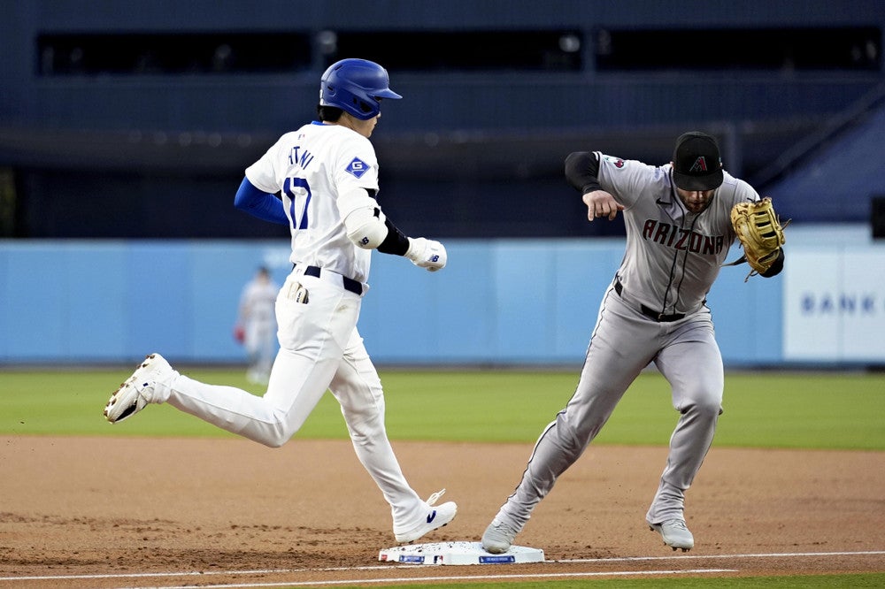 セーフティーバントを試み、一塁に駆け込む大谷（左）（ＡＰ