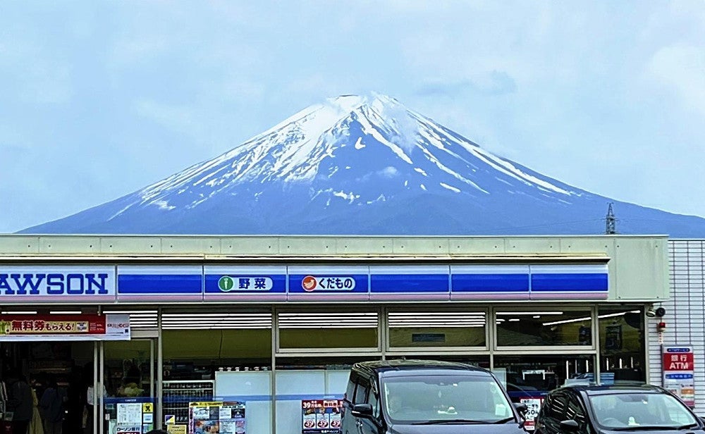 コンビニ店の上に富士山がのっているようだとして、外国人観光客の撮影スポットになっていた（４月２９日）