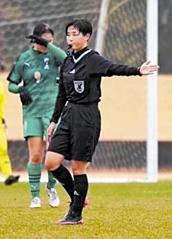 ２月の県高校新人大会で主審を務めた堀田さん（本人提供）