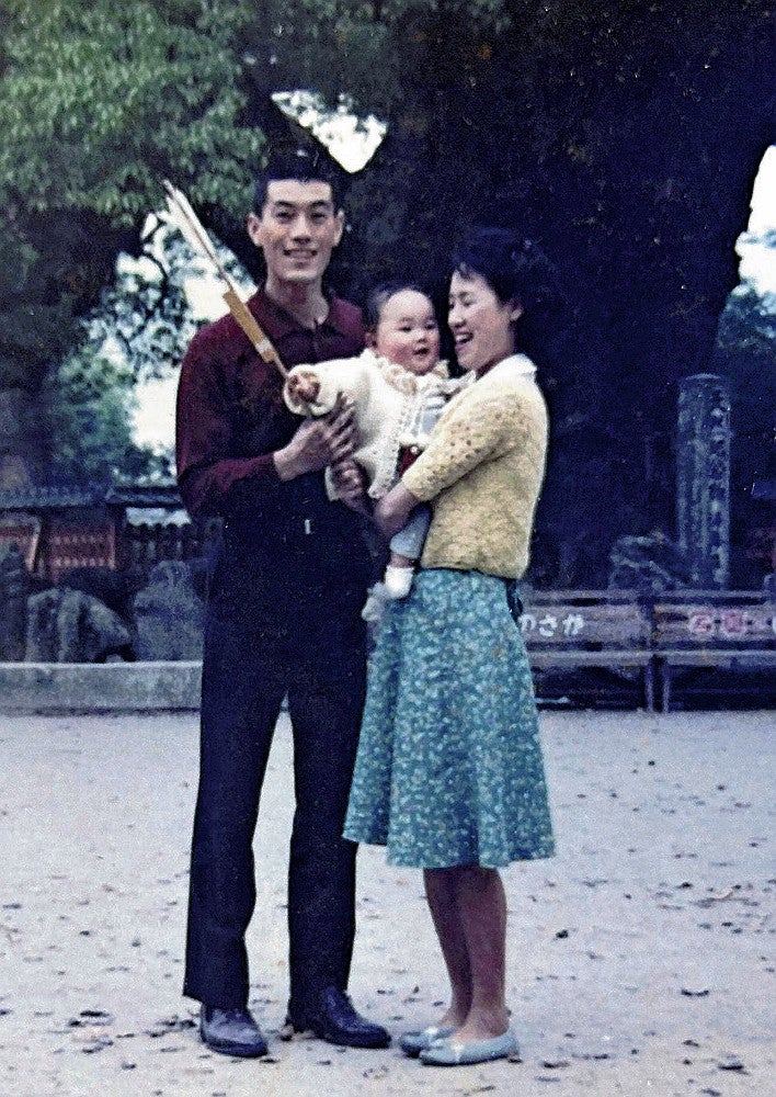 八ちゃん堂の味を作り上げた妻の勝代さん（右）と川邊さん（本人提供）