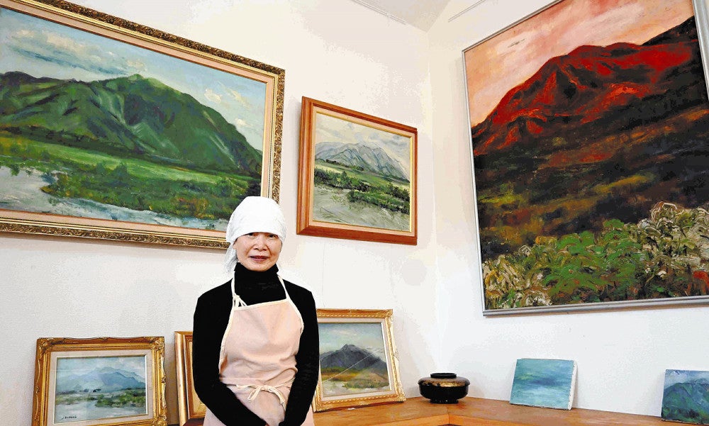 福智山を愛した母の作品を並べた賀子さん