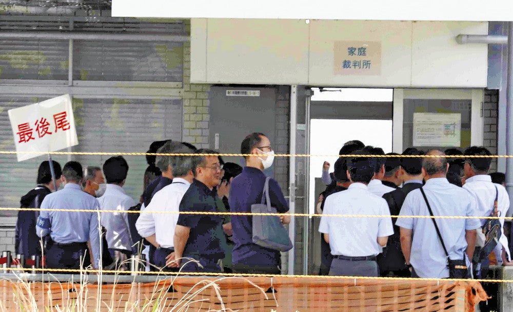 佐賀地裁で傍聴整理券の配布に並ぶ傍聴希望者ら