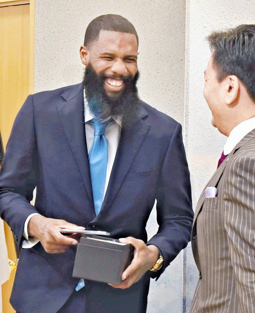 山口知事（右）から記念品を受け取り、笑顔を見せるガルシア選手