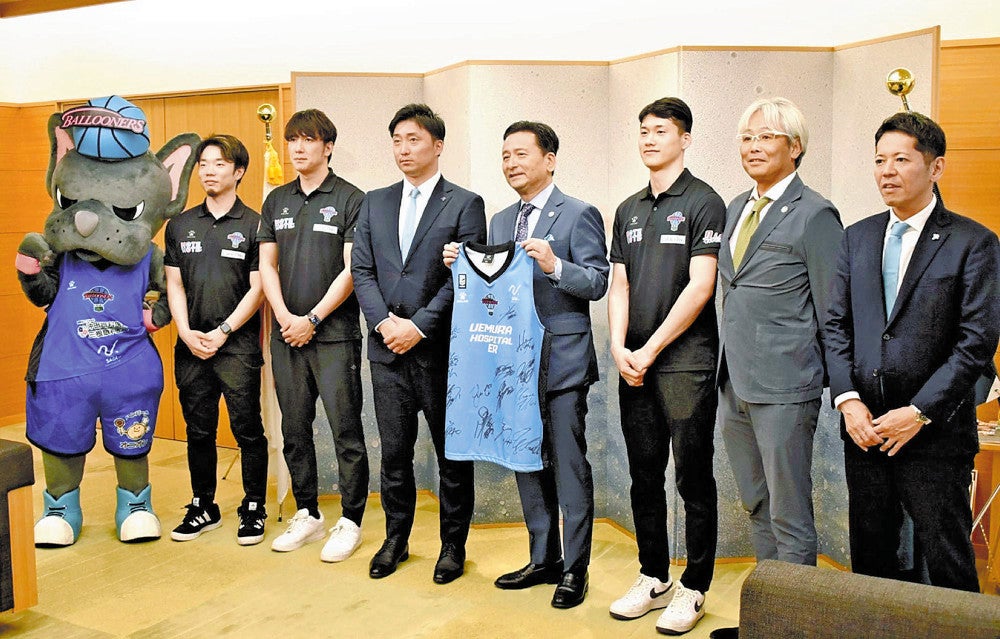 シーズン終了を報告した佐賀バルーナーズの選手ら