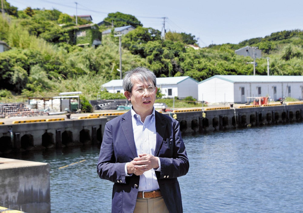 征矢野教授（１０日午前１１時７分、長崎市・高島で）