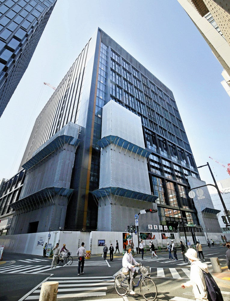 建設が進む「ワン・フクオカ・ビルディング」（２１日午前、福岡市・天神で）＝田中勝美撮影