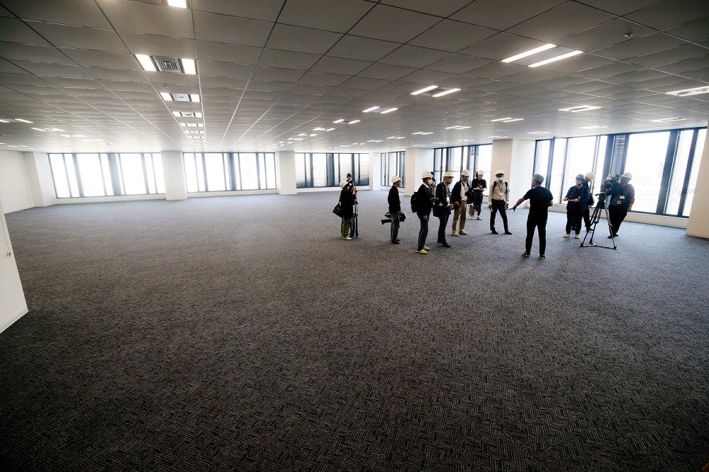 報道陣に公開された「西日本最大級」の広さを誇る賃貸オフィスフロアの一部（２１日午前、福岡市・天神で）＝田中勝美撮影