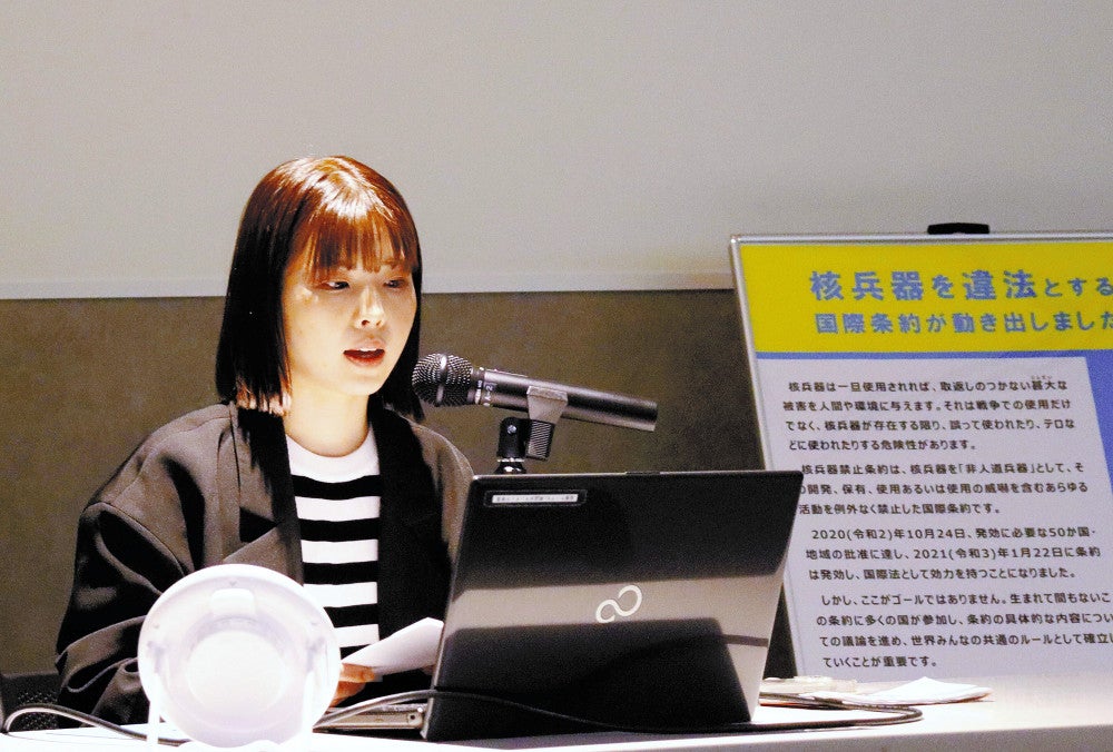 交流証言者として中村さんの被爆体験を語る荒木さん（９日、長崎市の長崎原爆資料館で）