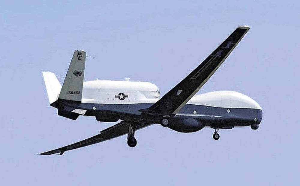 米海軍の大型無人偵察機「トライトン」（２０２１年５月、青森県三沢市で）