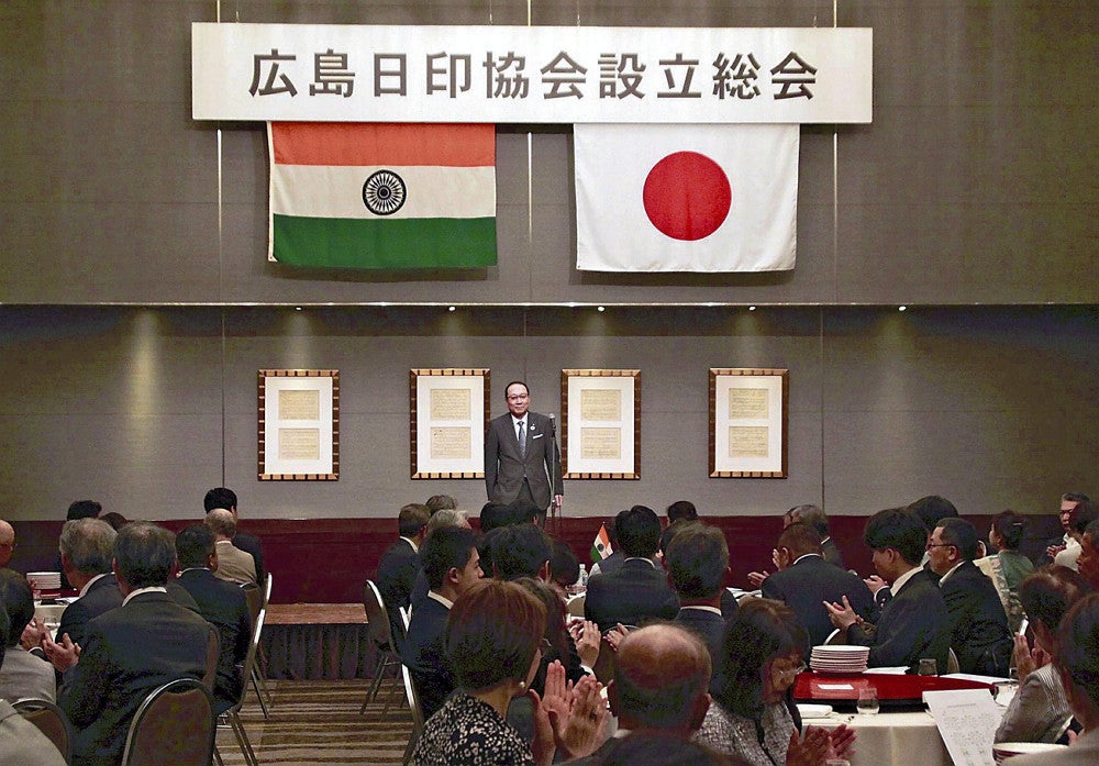 設立総会であいさつする会長の松本社長（広島市中区で）