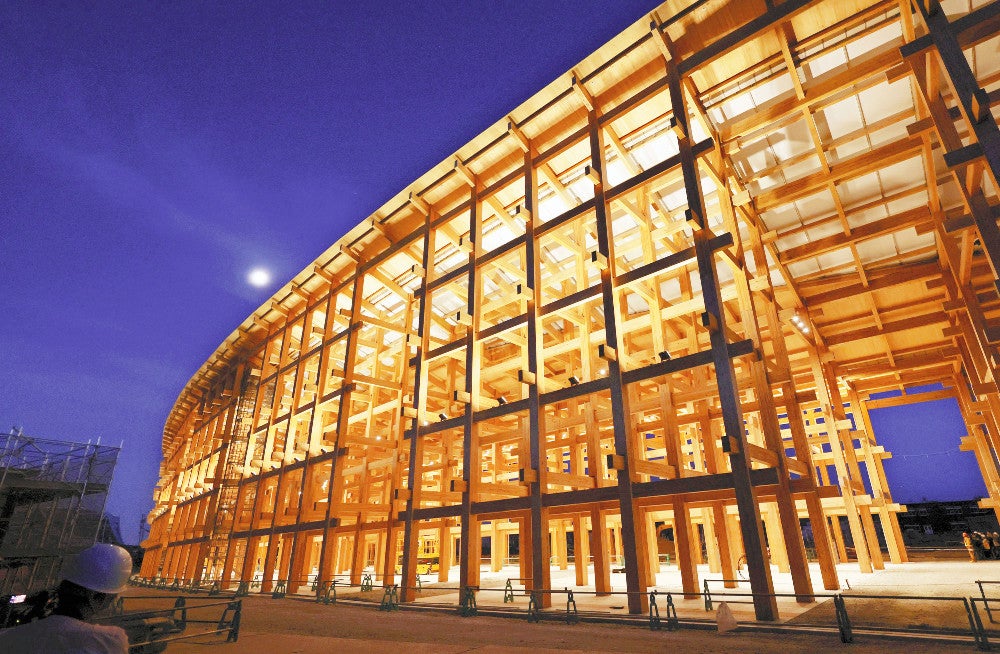 ライトアップされた大屋根（２１日夜、大阪市此花区で）＝前田尚紀撮影