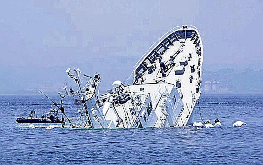 船尾部が海底に沈んだ船（２１日午前１１時４９分、水島海上保安部提供）